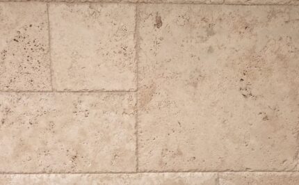 Traverti light french pattern cu margini daltuite